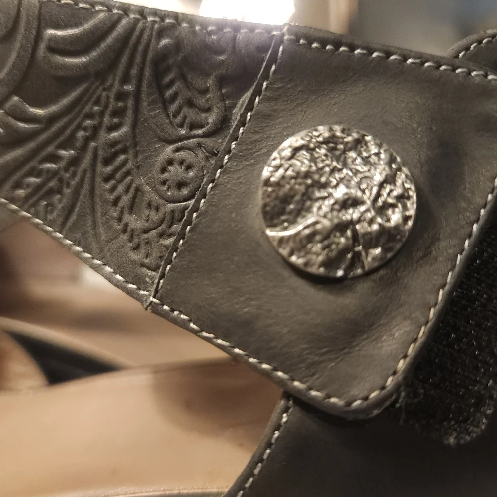 Anesha Leather Embossed Black Strap Sandles W EU 39 - Picture 3 of 6